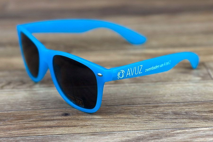 mat blauwe zonnebrilletjes met 'frosted' frame voor Avuz